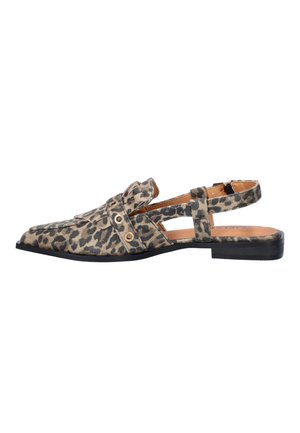 Pointed flat shoe with leopard print, cut-out sides, a strap with metal eyelets, and a low black heel.