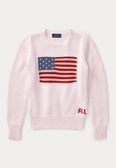 Pull en tricot rose clair avec un motif du drapeau américain sur la poitrine et les initiales rouges "RL" près de l'ourlet.