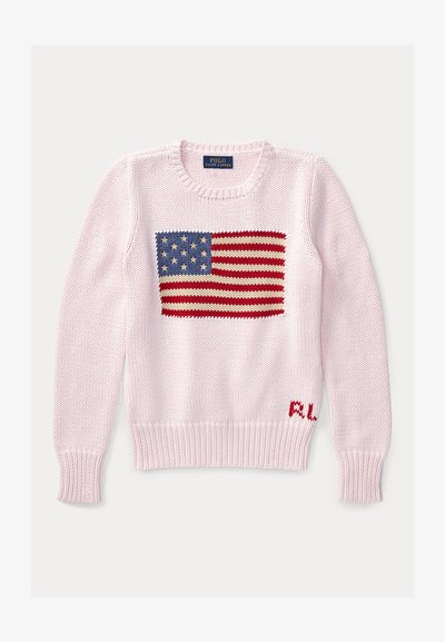 Pull en tricot rose clair avec un motif du drapeau américain sur la poitrine et les initiales rouges "RL" près de l'ourlet.