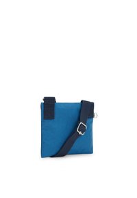 Borsa a tracolla blu con una texture liscia, tracolla regolabile, forma quadrata e cuciture a contrasto alle estremità della tracolla. Dettagli in metallo visibili.