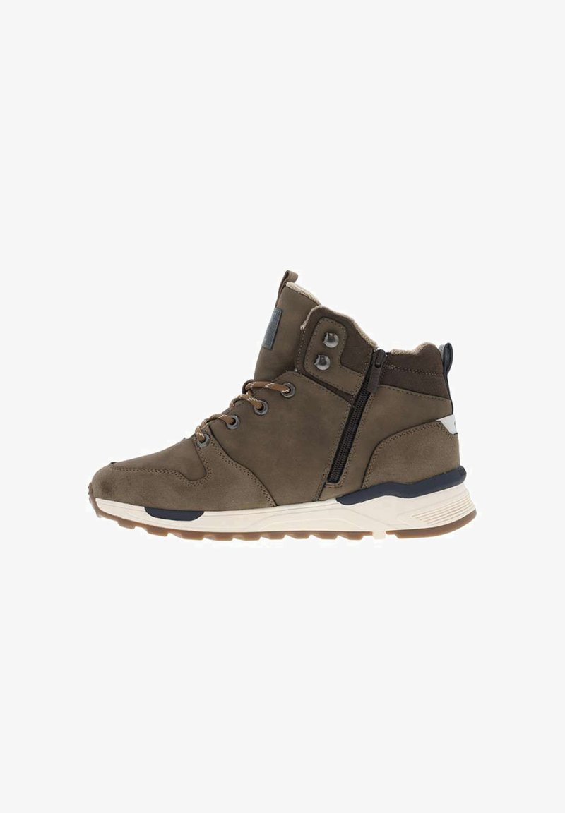 Baskets montantes en suede marron avec une finition texturée, dotées d'une fermeture éclair sur le côté, de lacets ronds et d'une semelle blanche avec des accents foncés.