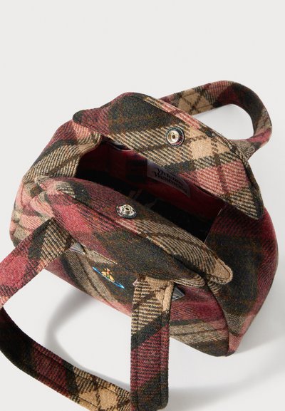 Somērām auduma rokassoma sarkanā, brūnā un krēmkrāsā; strukturēta forma ar divām īsām rokturiem un aizdari ar spiedpogu; oderēts iekšpuse ar logotipa uzlīmi.