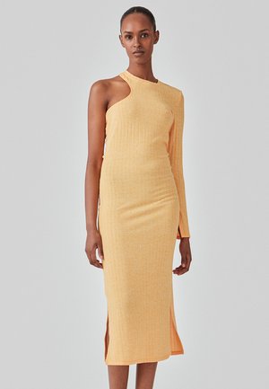 Ριγέ πλεκτό μίντι φόρεμα σε ανοιχτό πορτοκαλί, με σχέδιο ενός ώμου, πλαϊνή σχισμή και υφή υφάσματος.