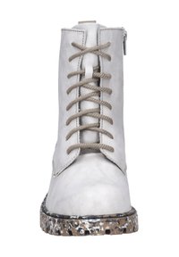 Szare skórzane botki za kostkę o gładkim wykończeniu, z przodem na sznurówki i teksturowaną, nakrapianą podeszwą. Posiadają zamek błyskawiczny z boku dla łatwego zakładania.