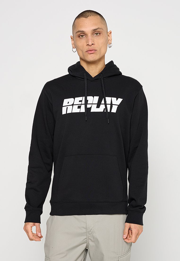 Schwarzer Kapuzenpullover aus weichem Stoff mit einer Vorderseite in Kängurutaschenoptik. Mit einem großen weißen "REPLAY"-Logo auf der Brust und einer Kapuze mit Kordelzug.