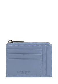 Portafoglio in pelle blu chiaro con tre slot per carte, una tasca superiore con zip, bordi cuciti e "LANCASTER PARIS" impresso sul fronte.