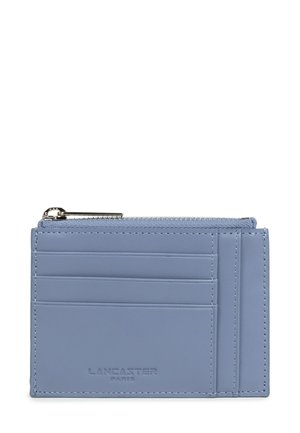 Portafoglio in pelle blu chiaro con tre slot per carte, una tasca superiore con zip, bordi cuciti e "LANCASTER PARIS" impresso sul fronte.