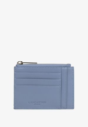 Porte-cartes en cuir bleu clair avec trois emplacements pour cartes, une poche zippée sur le dessus, des bords cousus et "LANCASTER PARIS" embossé sur le devant.