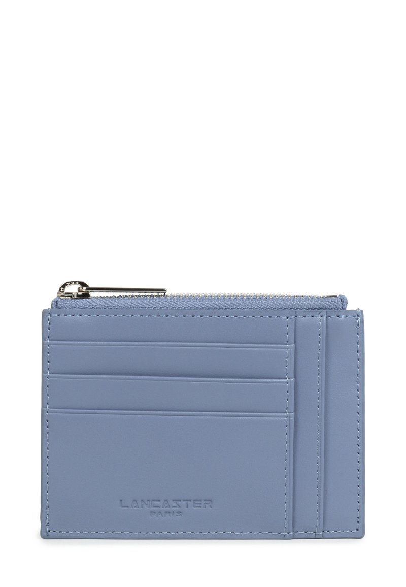 Portafoglio in pelle blu chiaro con tre slot per carte, una tasca superiore con zip, bordi cuciti e "LANCASTER PARIS" impresso sul fronte.