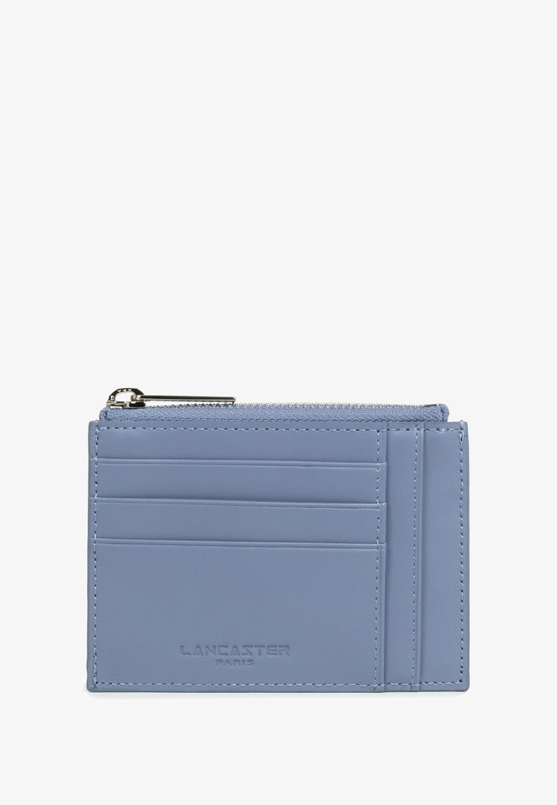 Lichtblauwe leren kaartportemonnee met drie kaartsleuven, een ritsvak bovenaan, gestikte randen en "LANCASTER PARIS" in reliëf aan de voorkant.