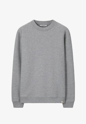 Sweat-shirt gris avec un col rond, des manches longues, des poignets et un ourlet côtelés, fabriqué en tissu doux, avec une petite étiquette sur le côté inférieur.
