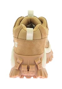 Sneaker in suede marrone e tessuto con suola in gomma testurizzata, dotata di un colletto imbottito e una soletta a contrasto in crema.