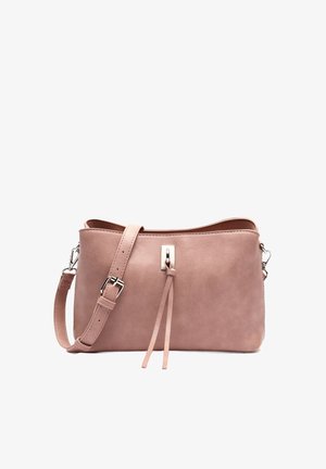 Lichtroze leren schoudertas met een getextureerd oppervlak, zilveren hardware, verstelbare riem en een decoratieve kwastdetail.