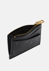 Czarny skórzany etui na karty z złotym zamkiem błyskawicznym, o fakturowanej powierzchni i wytłaczanym napisie na przodzie. Zawiera przegródki na karty oraz kieszonkę na suwak.