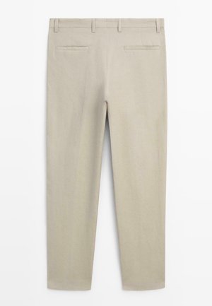 Beige maßgeschneiderte Hose mit Gürtelschlaufen, zwei hinteren Leistentaschen und geraden Beinen, von hinten vor weißem Hintergrund gezeigt.