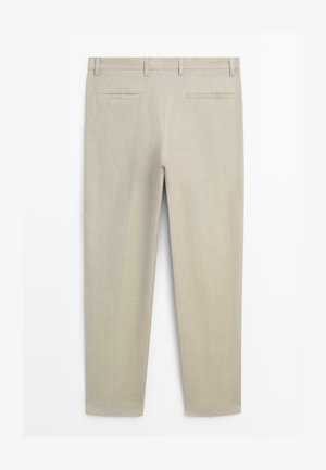 Beige maßgeschneiderte Hose mit Gürtelschlaufen, zwei hinteren Leistentaschen und geraden Beinen, von hinten vor weißem Hintergrund gezeigt.