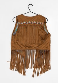 Brązowa kamizelka z sztucznego zamszu z pionowymi frędzlami. Posiada kolorowe hafty na ramionach oraz okrągły dekolt.