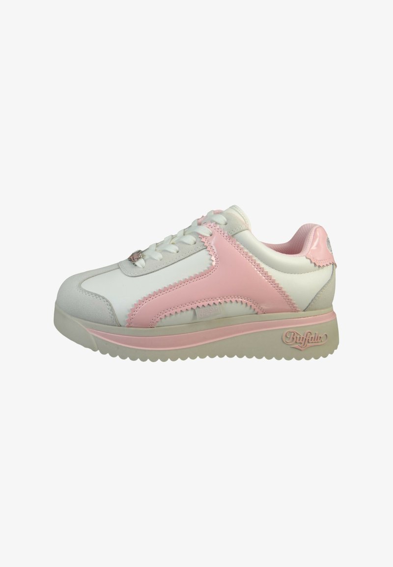 Hvite og rosa syntetiske joggesko med rund tå, tykk såle, teksturerte aksenter og sikksakk-søm. Har et merkenavn-logo på siden.