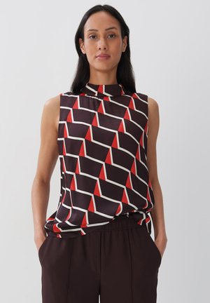 Blusa senza maniche realizzata in tessuto liscia, con uno sfondo scuro e un motivo geometrico rosso e bianco, dotata di un design con colletto alto.