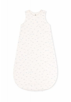 Sacco nanna bianco senza maniche per neonato con motivo di nuvole azzurro chiaro e fondo arrotondato, posato disteso su sfondo bianco.