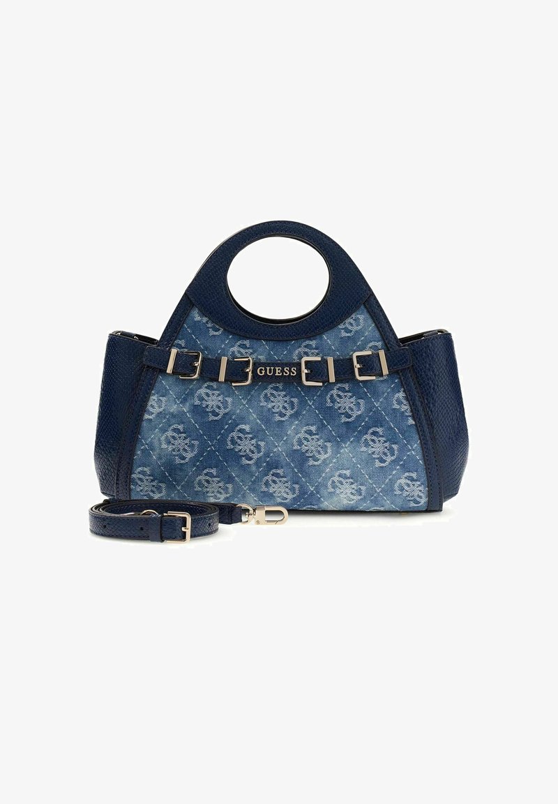 Sac à main Guess en denim bleu et cuir avec poignées circulaires, motif logo matelassé, détails de boucle dorée et bandoulière amovible.