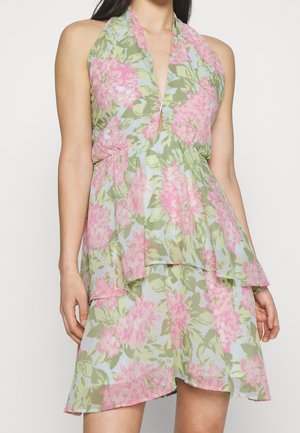 Bezrekawowa sukienka na szyję z warstwową spódnicą, zdobiona różowymi kwiatami i zielonymi liśćmi na jasnoniebieskim tle.