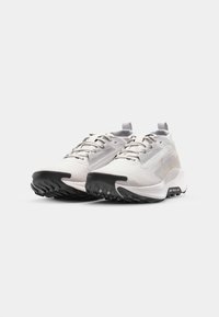 Løbesko i off-white mesh med grå accenter og sål i sort gummi. Har struktureret overdel, snørebånd og en bageste pull-tab for nem påtagning.