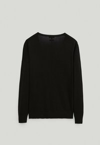 Pull noir avec un large décolleté, des manches longues et une texture lisse. Présente un design simple et minimaliste sans embellissements.