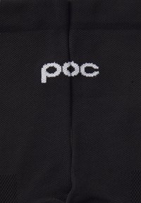 Must mustriga riie, millel on tekstuuriline kudumis muster, esitades ette valge "poc" logo. Materjal näib kerge ja hingav.