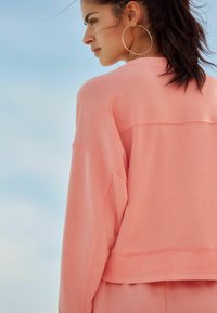Next RAW DETAIL CREW NECK  - Pusa - grapefruit pink