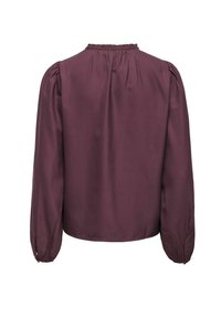 Diep paarse blouse met lange mouwen, voorzien van geplooide details bij de halslijn aan de achterkant en de manchetten, van glad satijnachtig materiaal, weergegeven vanuit de achterkant.