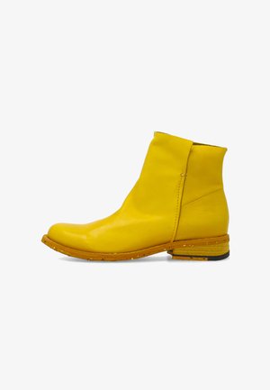 Bottine en cuir jaune avec petit talon en bois et bout arrondi, vue de profil extérieur sur fond blanc.