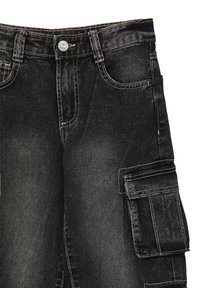 Jeans cargo neri con una finitura in denim texturizzato. Presentano numerose tasche laterali e cuciture a contrasto lungo le cuciture.