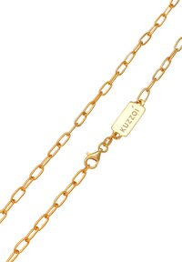 Guld metal kædetråd med forlængede led, med en lås og en graveret tag, der står "Kuzzoí." Glat tekstur, shiny finish.