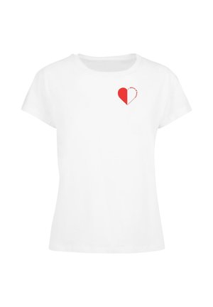 Witte katoenen t-shirt met een kleine rode hartgrafiek op de linkerkant van de borst, met een eenvoudige, ontspannen pasvorm en korte mouwen.