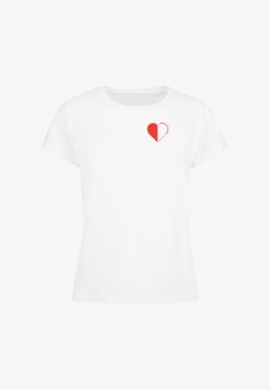 Witte katoenen t-shirt met een kleine rode hartgrafiek op de linkerkant van de borst, met een eenvoudige, ontspannen pasvorm en korte mouwen.