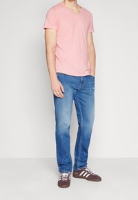 Tommy Jeans Jednoduché tričko - pink