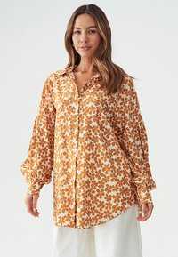 THE FATED - VAL OVERSIZE  - Bluza s gumbima - tan floral Minijatura 1