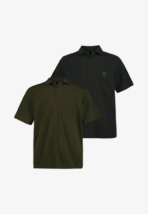 Due polo shirt: uno verde oliva e uno grigio scuro. Entrambi presentano un colletto standard, maniche corte e un piccolo logo sul petto.