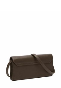 Brązowa skórzana torebka na ramię z klapką na zagięcie, eleganckim designem i długim, regulowanym paskiem. Gładka tekstura z delikatnymi przeszyciami.