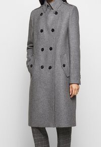 DRYKORN Klassisk kappa / rock - grey