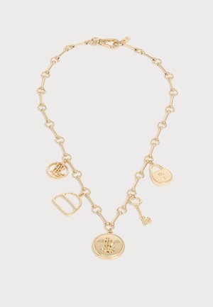 Collier chaîne en or avec pièce ronde, clé, cadenas et breloques en forme de lettres sur fond blanc.