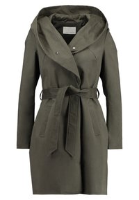 Manteau trench vert olive avec une grande capuche drapée, fermeture frontale à pression, ceinture à nouer à la taille et deux poches latérales ; texture de tissu lisse.