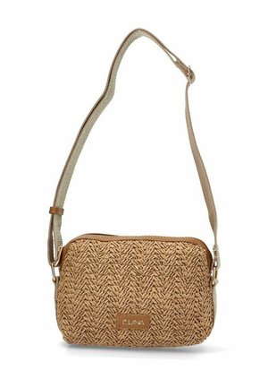 Bolso bandolera de paja trenzada con un exterior en tono marrón claro, patrón texturizado y correa de tela ajustable. Presenta un cierre de cremallera y detalle de logotipo.