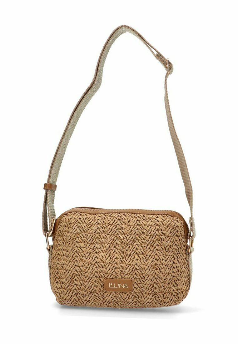Bolso bandolera de paja trenzada con un exterior en tono marrón claro, patrón texturizado y correa de tela ajustable. Presenta un cierre de cremallera y detalle de logotipo.