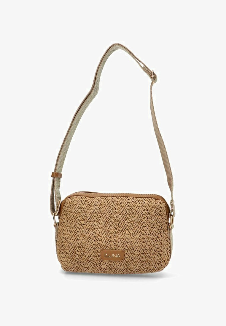 Bolso bandolera de paja trenzada con un exterior en tono marrón claro, patrón texturizado y correa de tela ajustable. Presenta un cierre de cremallera y detalle de logotipo.