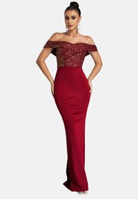 Lang rood avondjurk met een off-the-shoulder ontwerp. Beadwork lijfje met een sprankelend detail. Getailleerde silhouet met een gladde textuur.