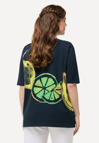 Ulla Popken FRUIT SHORT SLEEVE BOAT NECK GRAPHIC  - Camiseta estampada - navy blue