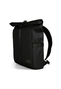 Mochila negra de tipo roll-top hecha de tejido duradero. Cuenta con correas ajustables, un zipper frontal y un bolsillo lateral. Diseño moderno y funcional.