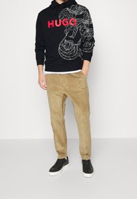 HUGO Felpa con cappuccio - black